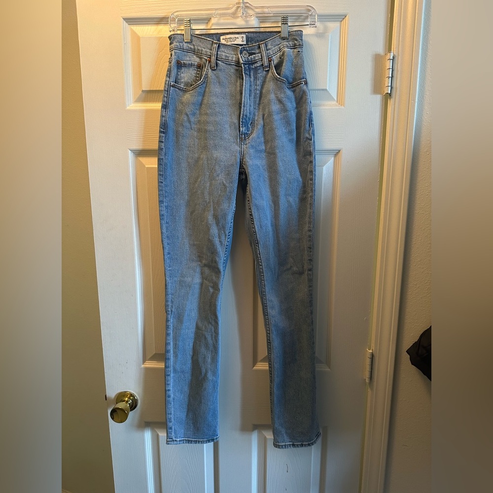 Abercrombie 90’s high rise skinny jeans, light blue wash. Size 25 curve love fit